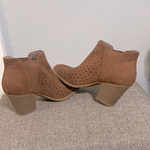 City Classified tan suede ankle boots, size 8 1/2. - Picture 5 of 12